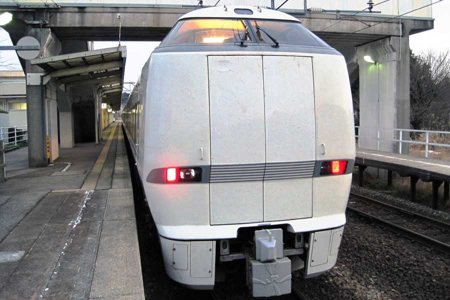 和倉温泉駅に停車中の特急「サンダーバード44号」大阪行き。2009年12月25日撮影（画像：大塚良治）