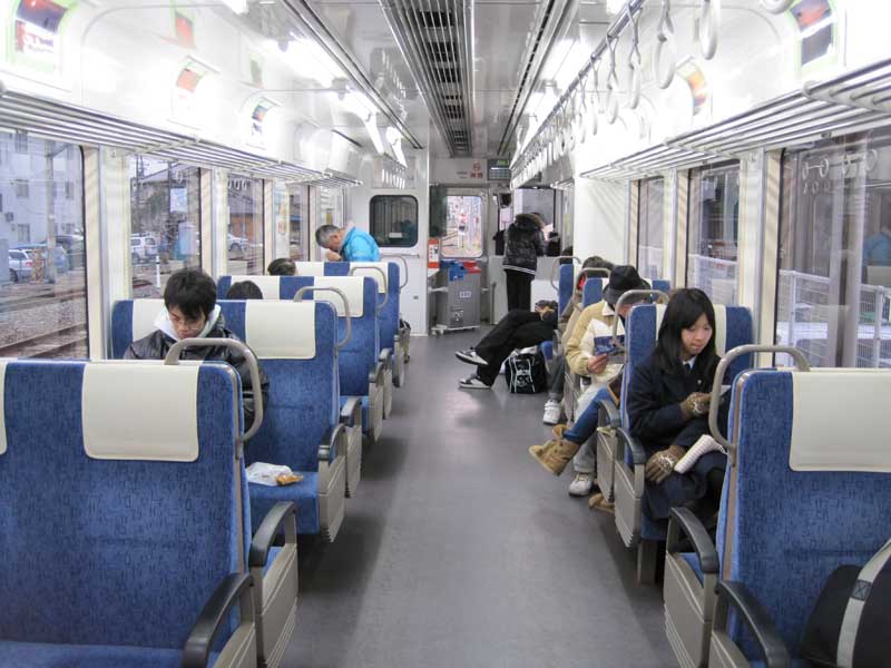 のと鉄道普通列車の車内（画像：大塚良治）