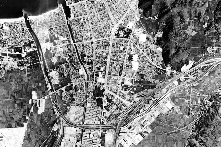 1963年頃の「敦賀駅」周辺の航空写真（画像：国土地理院）