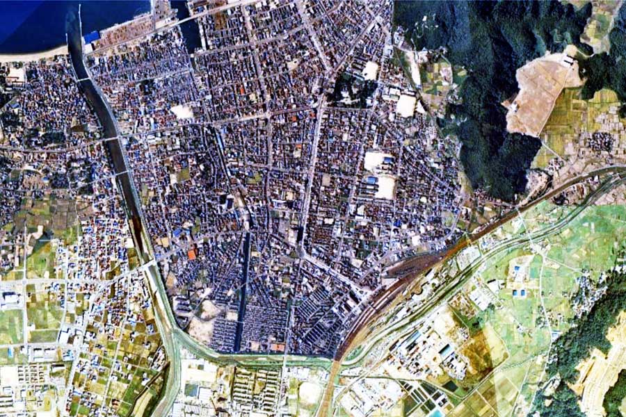1975年頃の「敦賀駅」周辺の航空写真（画像：国土地理院）