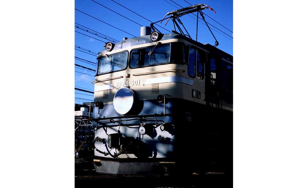 架線柱の影が前面に落ちたEF65 501撮影会（画像：豊科ホタカ）
