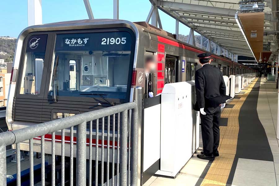 箕面萱野駅で出発を待つ北大阪急行の列車（画像：高田泰）