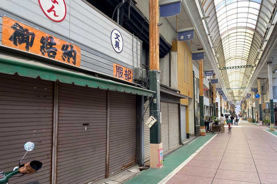 シャッターを閉じた店舗が目立つ泉大津中央商店街(画像:高田泰)