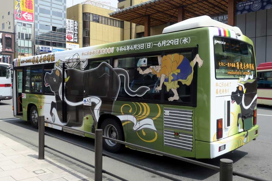 ラッピングしている路線バス(画像:写真AC)