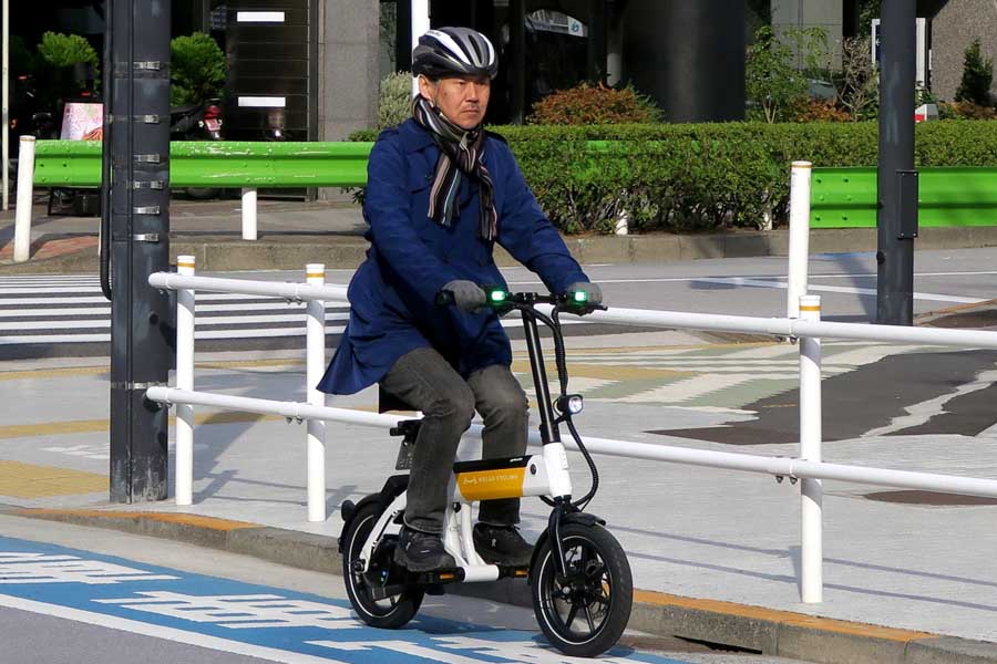 特定小型原付車両試乗中の筆者（画像：森口将之）
