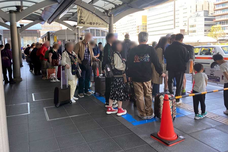 長蛇の列が続く京都駅の市バス乗り場（画像：高田泰）