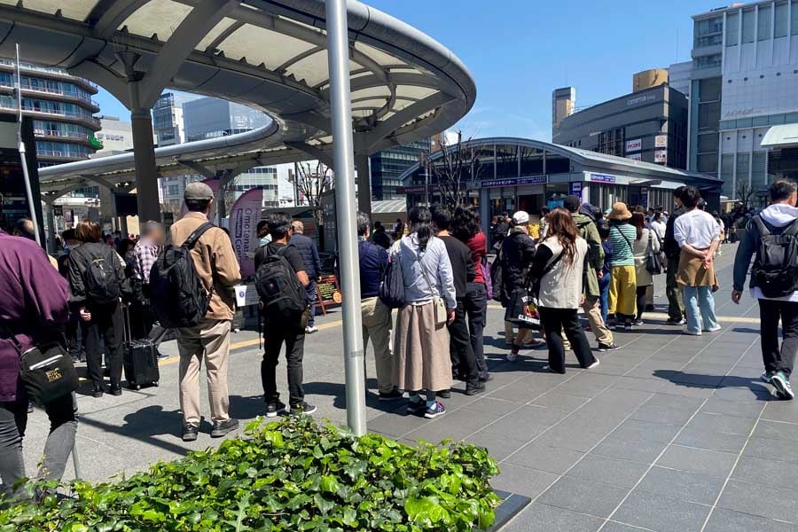 訪日客が並ぶ京都駅のタクシー乗り場（画像：高田泰）