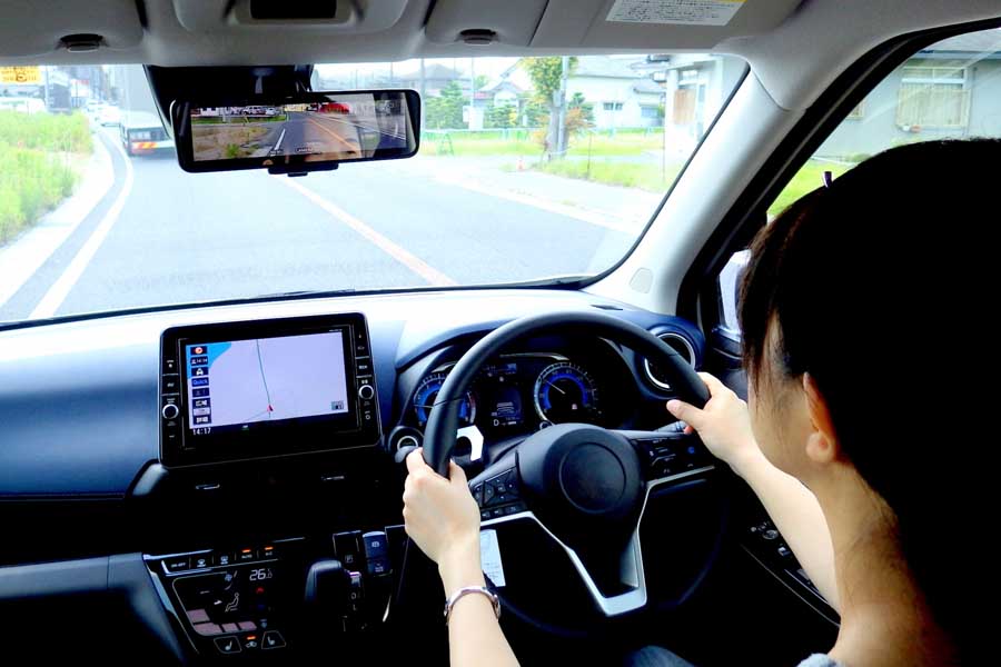 車を運転する女性（画像：写真AC）