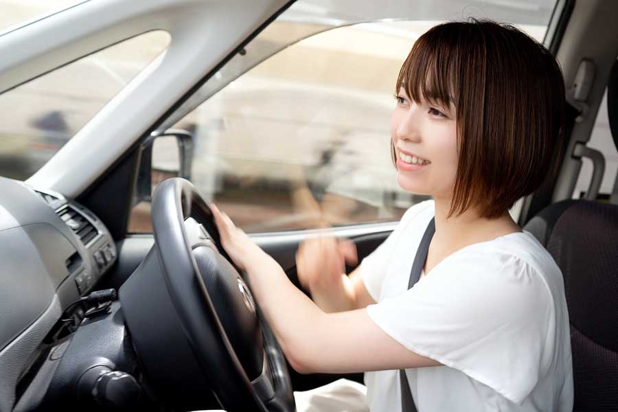 車を運転する女性（画像：写真AC）