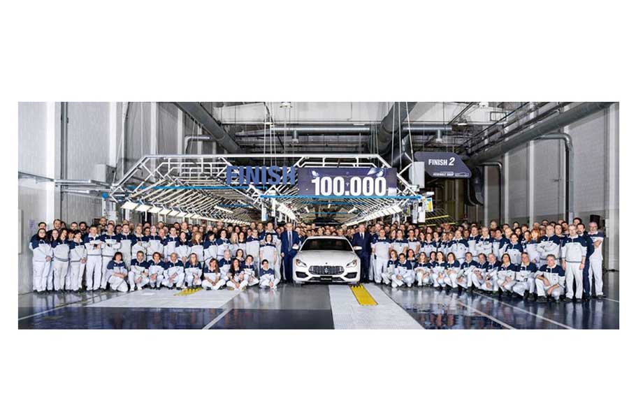 マセラティ・グルージャスコ工場が通算生産台数十万台を達成した当時（2016年12月）の記念写真（画像：マセラティ）