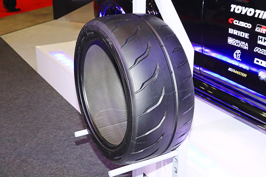 画像は東京オートサロン2024でのトーヨータイヤブースの様子