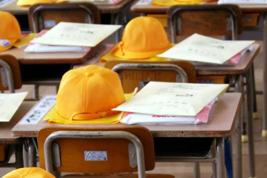 小学校入学式後の教室のイメージ(画像:写真AC)