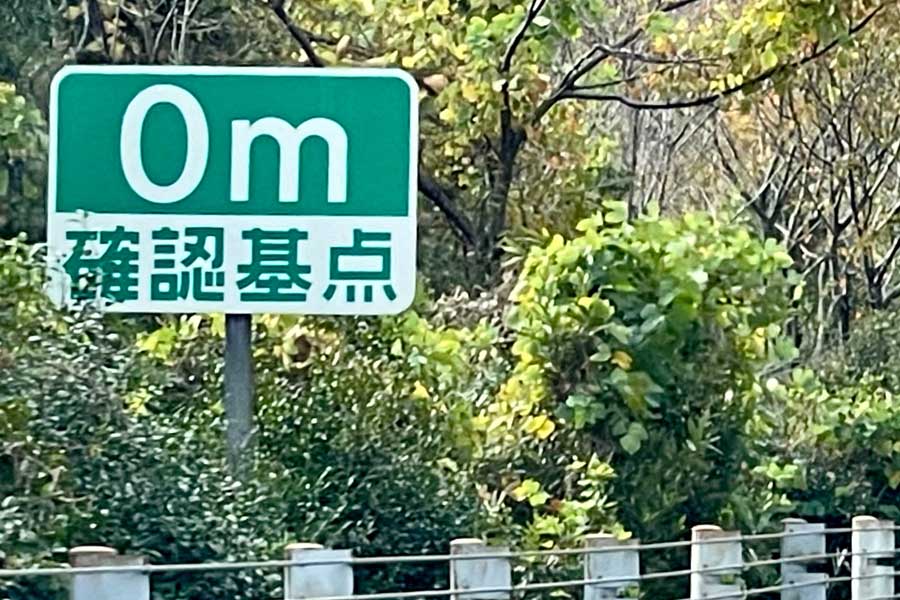 高速道路上の標識イメージ（画像：写真AC）
