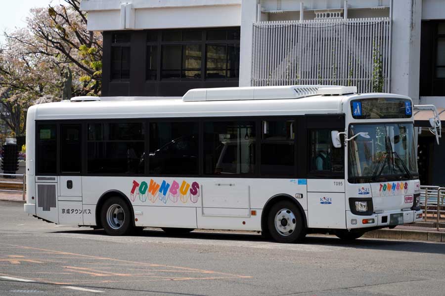 路線バス（画像：写真AC）