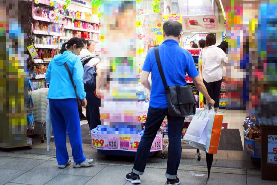 かつての中国人観光客のイメージ（画像：写真AC）