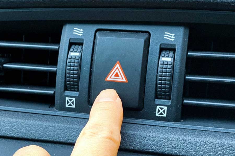 ハザードスイッチ（画像：写真AC）
