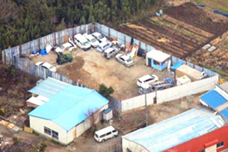 作業員宿舎と鉄板等で囲まれたヤード（画像：千葉県警察）