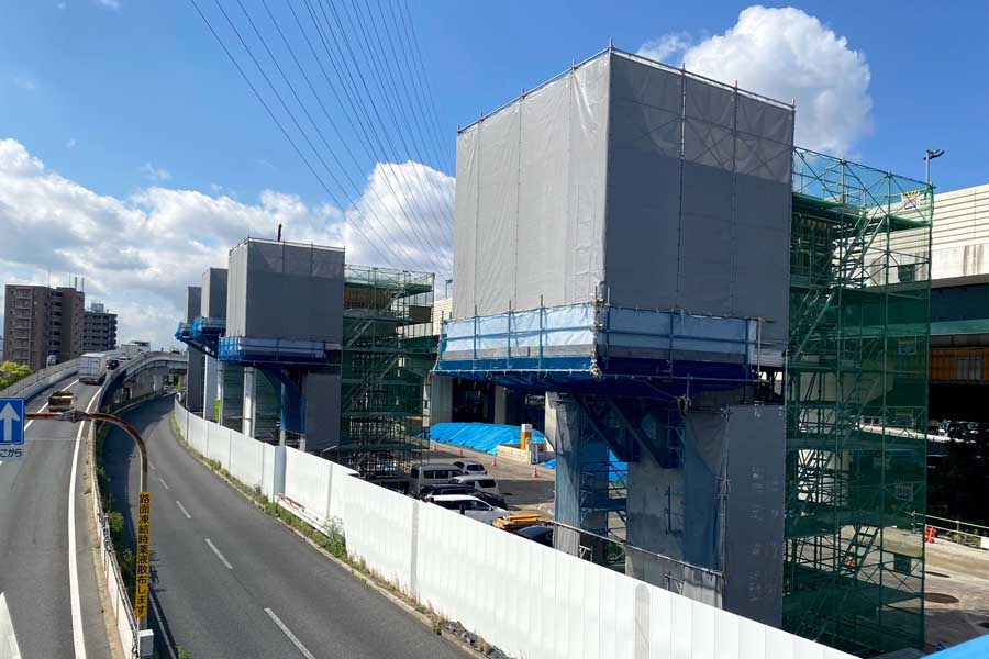 大阪市鶴見区で進む支柱の建設工事（画像：高田泰）