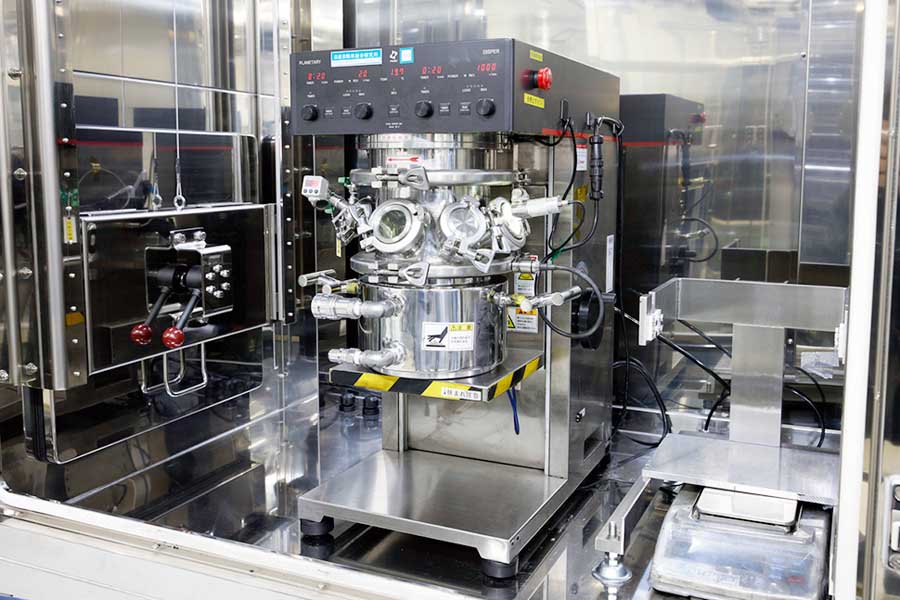 全固体電池の試作生産設備（画像：日産自動車）