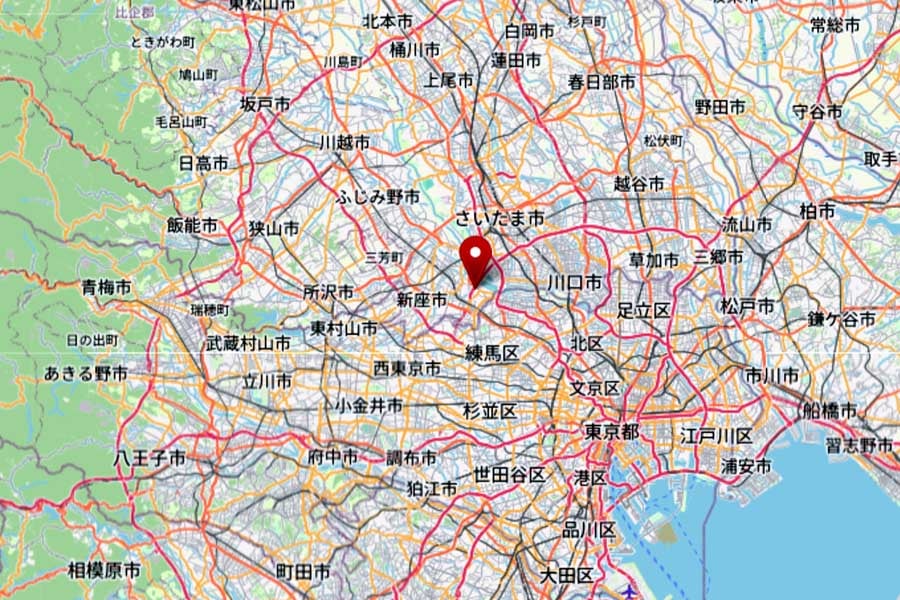 外環道の新倉PAの位置（画像：OpenStreetMap）
