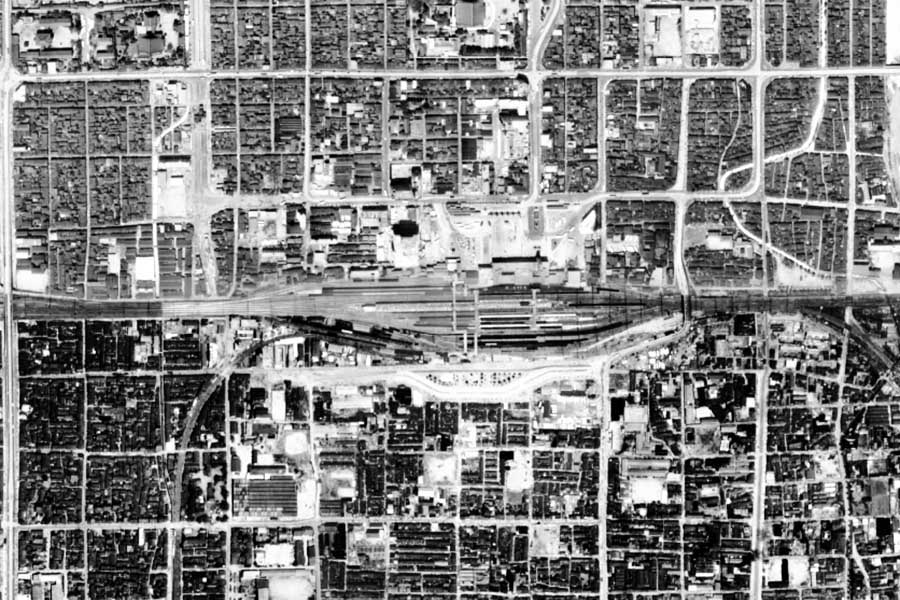 1975年頃の京都駅周辺の航空写真（画像：国土地理院）