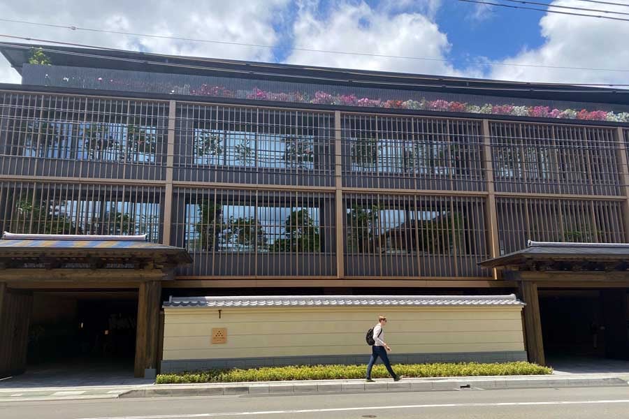 東山区で4月末に開業した「シックスセンシズ京都」(画像:高田泰)