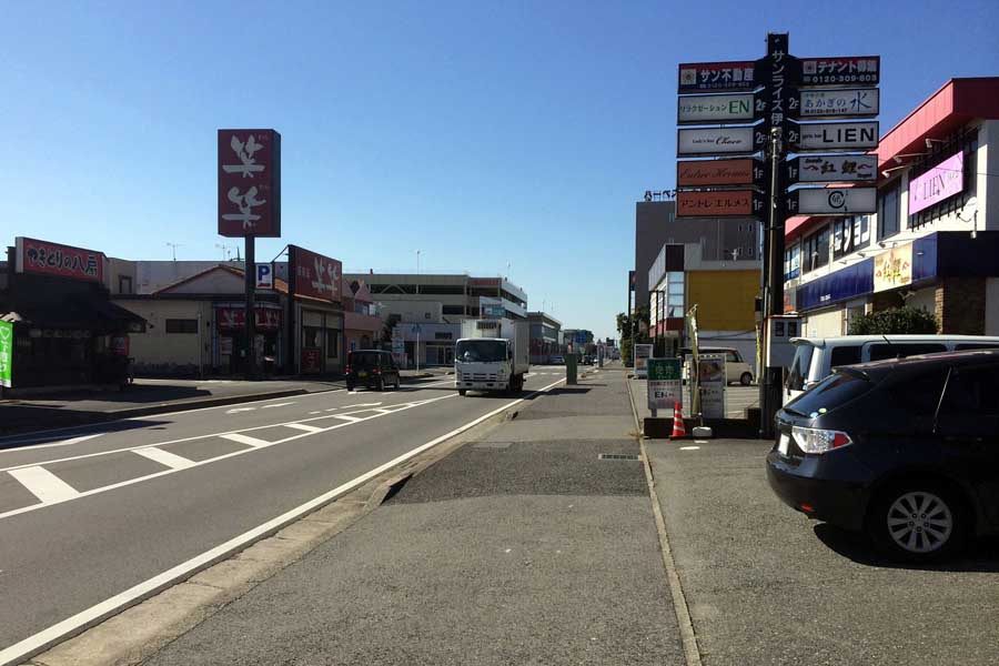 カー用品店があるような郊外（画像：写真AC）