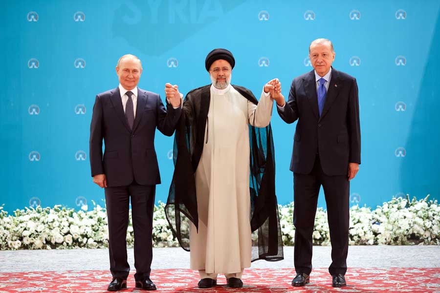 イランの反米保守強硬派だったライシ大統領（中央）。ロシアのプーチン大統領、トルコのエルドアン大統領とともに。テヘラン、2022年7月（画像：ロシア連邦政府）