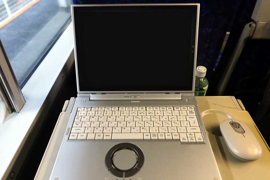 電車内のテレワークのイメージ（画像：写真AC）