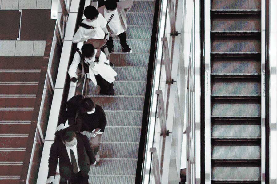 エスカレーターと片側空け人間（画像：写真AC）
