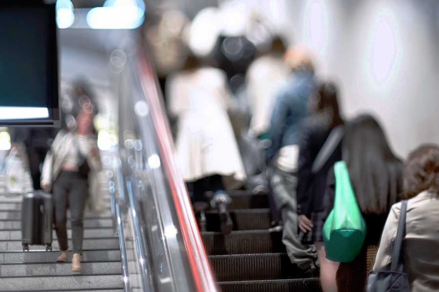 エスカレーターと片側空け人間（画像：写真AC）