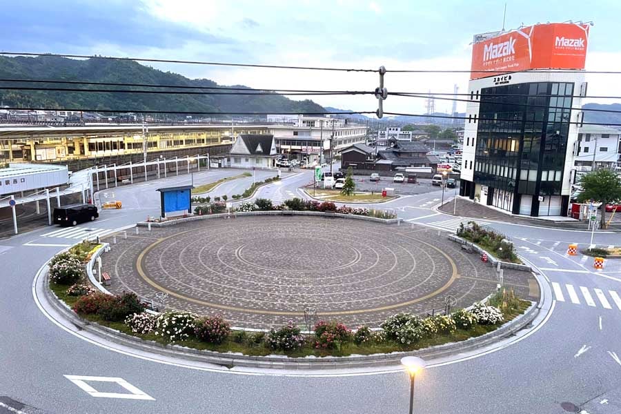 どう見ても栄えていない米原駅前の様子。本当にありがとうございました（画像：写真AC）