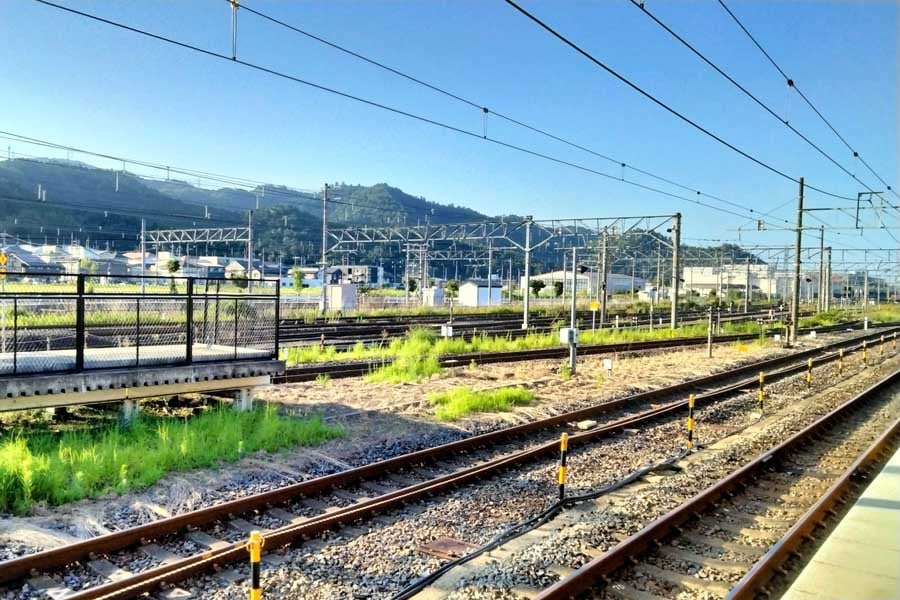 のどかな風景が一望できる米原駅（画像：写真AC）