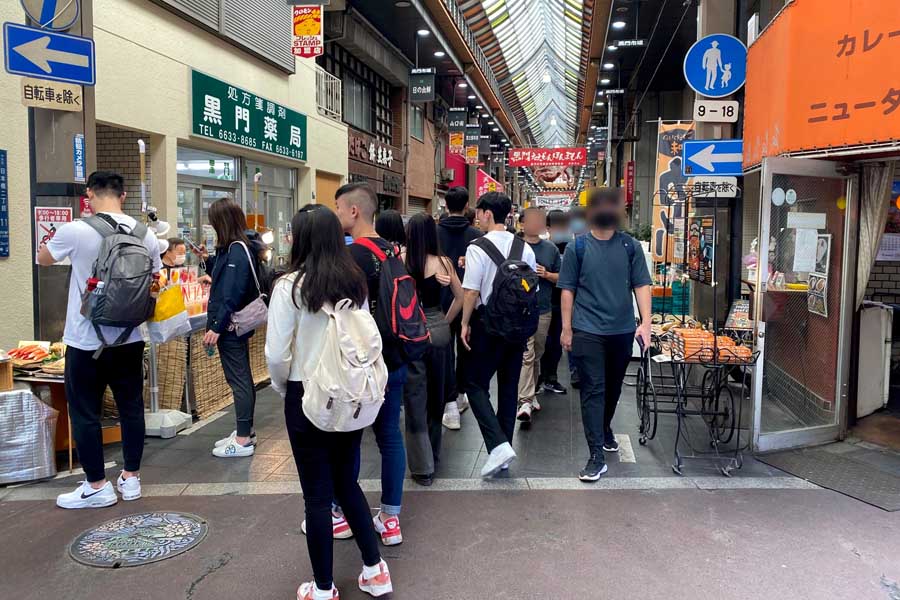 大勢の訪日客でにぎわう黒門市場（画像：高田泰）