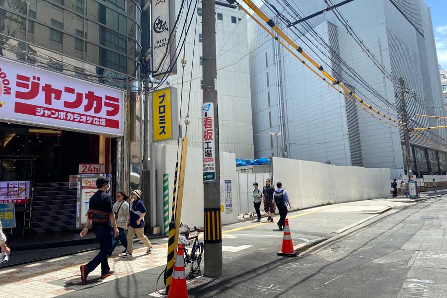 複合施設が検討されているなんさん通り沿いの一角（画像：高田泰）