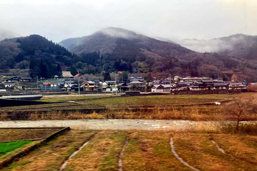 芸備線の車窓風景。中国自動車道が並行している。筆者撮影（画像：櫛田泉）
