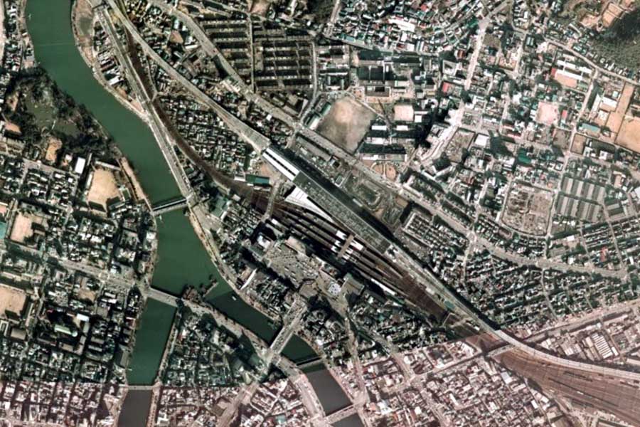 1975年頃の広島駅周辺の航空写真（画像：国土地理院）