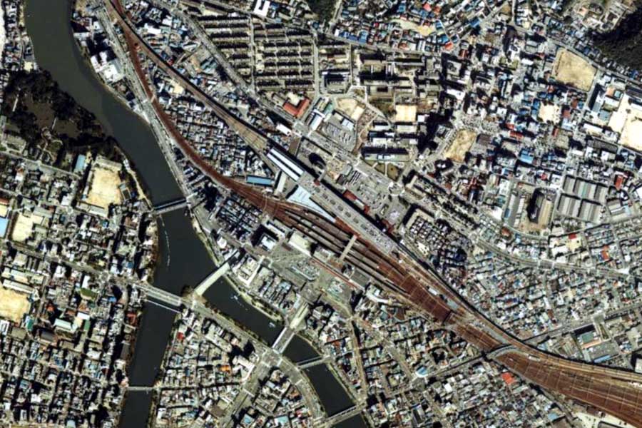 1980年頃の広島駅周辺の航空写真（画像：国土地理院）