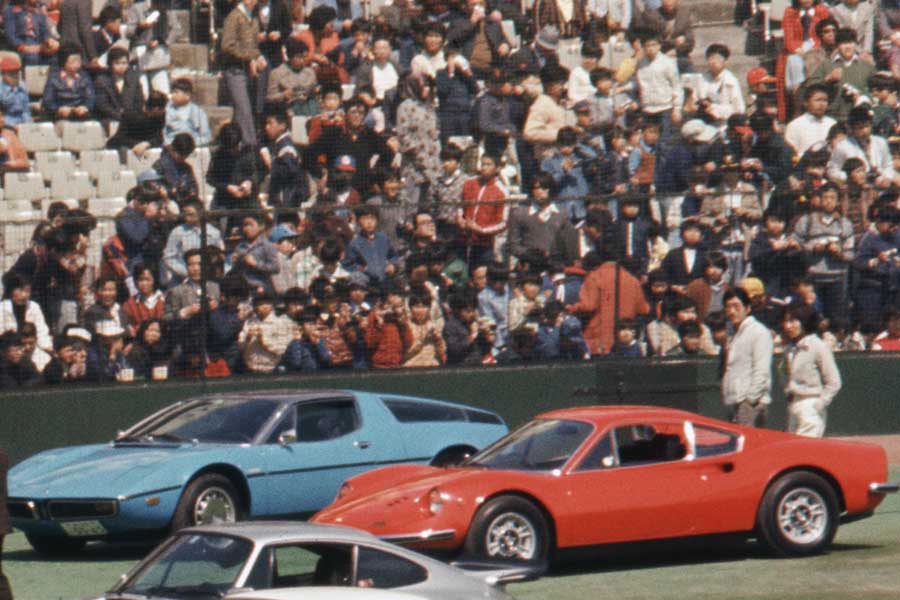 東京・後楽園球場で行われた、交通遺児チャリティー スーパーカー・フェスティバル。1977年3月21日撮影（画像：時事）