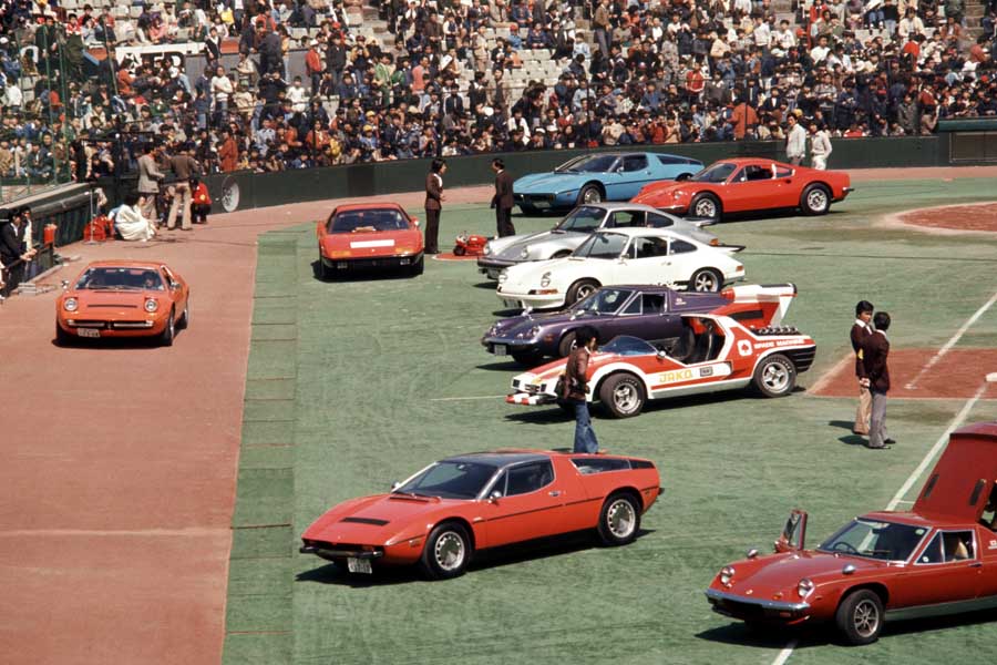 東京・後楽園球場で行われた、交通遺児チャリティー スーパーカー・フェスティバル。1977年3月21日撮影（画像：時事）