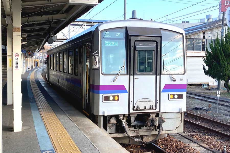 将来を不安視する声が出ている福塩線の列車（画像：高田泰）