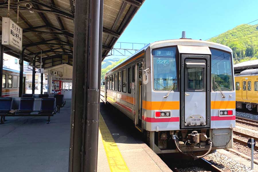 輸送密度200人未満の区間を抱える姫新線の列車（画像：高田泰）