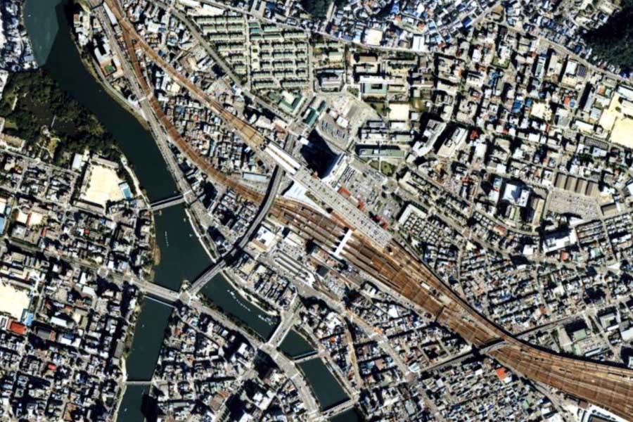 1990年頃の広島駅周辺の航空写真（画像：国土地理院）