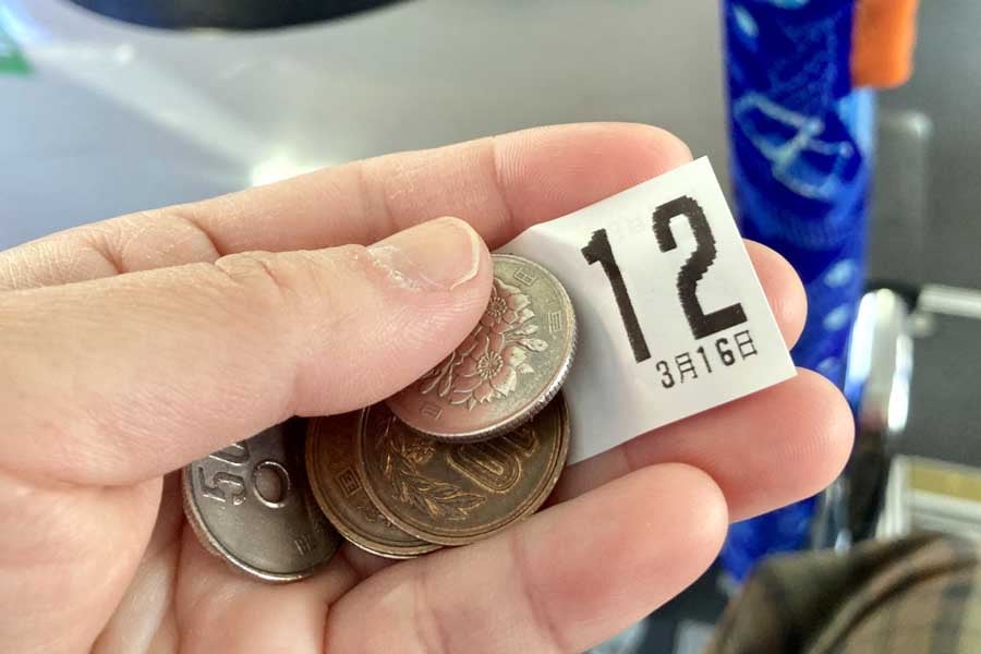 バスと硬貨(画像:写真AC)