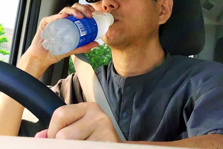 車内での水分補給イメージ（画像：写真AC）