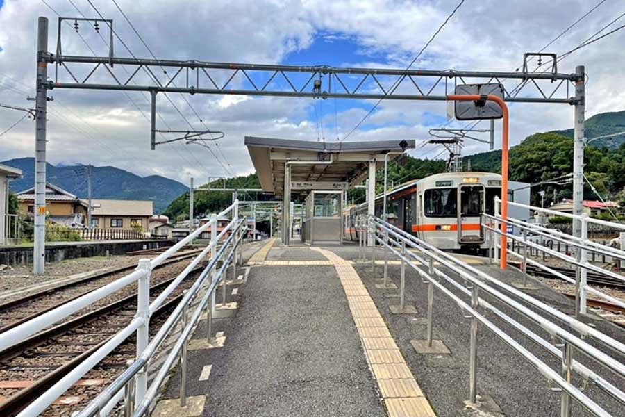 『ゆるキャン△』キービジュアルとしても登場したJR身延線内船駅（山梨県南部町）。作中におけるもうひとりの主人公・なでしこが通学時に利用する駅だ。本数は少ないがバイクとともに大事な通学の足となっている（画像：芝海しばうみ）