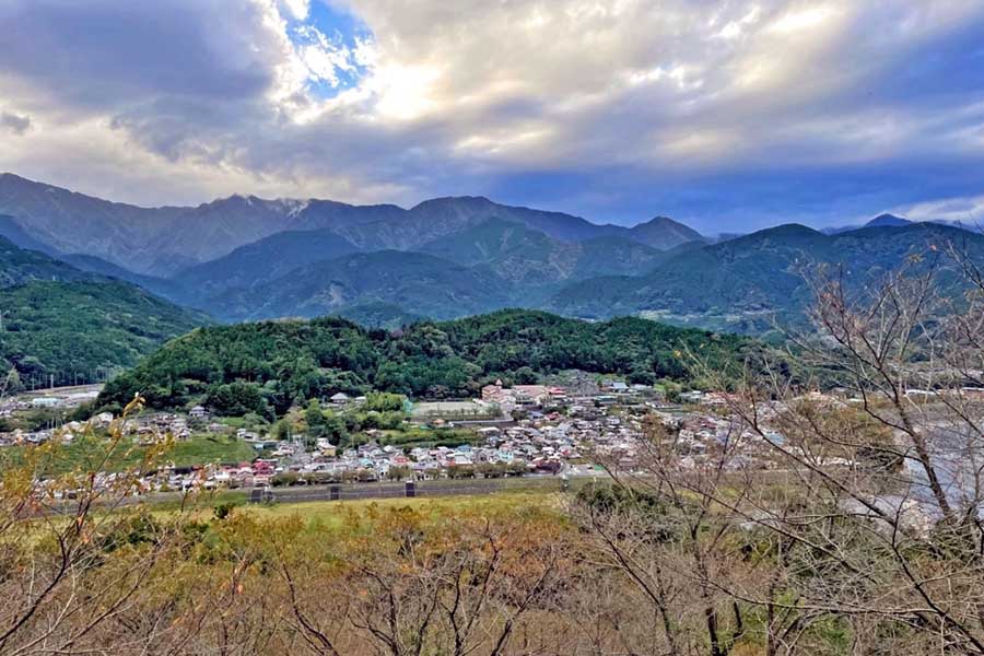 『ゆるキャン△』舞台のひとつ・山梨県南部町。山梨県の「山がち」かつ「狭い盆地や谷に密集」する地形は、高校生に「バイク通学」という選択肢をもたらすことにつながった（画像：芝海しばうみ）