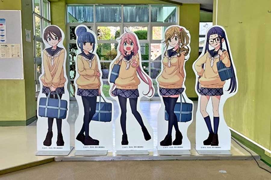 山梨県身延町の廃校に飾られた『ゆるキャン△』パネル。県内のアニメの舞台は山間部も少なくない。聖地巡礼の際は安全運転を！（画像：芝海しばうみ）