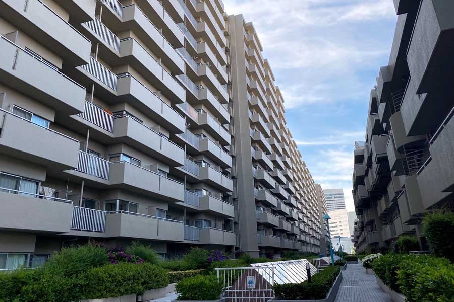 高齢者が目立つようになったマンモス団地（画像：高田泰）