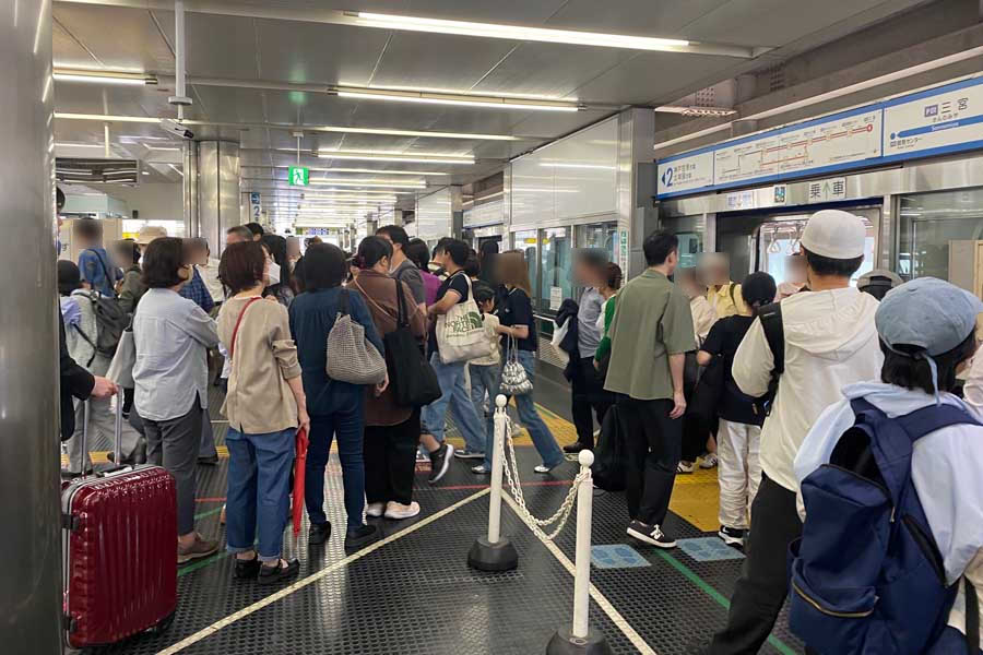 ラッシュ時の混雑が続く神戸新交通三宮駅（画像：高田泰）